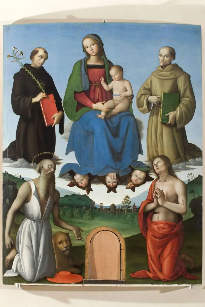 visione d’insieme della pala. In alto al centro, la Madonna con Bambino seduta su un trono poggiato su una nuvola, a sua volta sorretto da tre angioletti. Sul lato sinistro, San Nicola da Tolentino con in mano un giglio e a destra San Bernardino da Siena. Entrambi indossano il saio e hanno in mano un libro. Nella parte bassa del dipinto, con lo sguardo rivolto alla Madonna, altri due Santi: San Girolamo con alle spalle un leone accovacciato a terra a sinistra e San Sebastiano a destra, riconoscibile dalla freccia che gli trafigge il ventre. Sullo sfondo un paesaggio fatto di morbide colline e le torri di una città nella parte centrale.