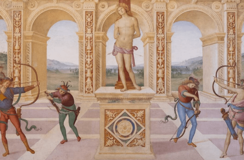 visione d’insieme dell’affresco del Martirio di San Sebastiano realizzato dal Perugino nella chiesa dell’omonimo Santo che si trova a Panicale. Al centro della scena, su una piazza pavimentata, si trova un piedistallo sopra il quale San Sebastiano è legato a una colonna, nudo e trafitto da due frecce. Il suo corpo ricorda le statue dell’epoca classica, mentre l’espressione del viso lascia trasparire un atteggiamento arrendevole, tipico della figura del martire cristiano che sacrifica la propria vita per la fede di Dio. Tre arcieri e un balestriere, divisi in due coppie, sono collocati alla destra e alla sinistra del piedistallo su cui poggia i piedi il Santo. Sullo sfondo si trova un’architettura composta da cinque arcate e un ampio paesaggio in secondo piano si intravede dietro gli archi. Nella parte superiore dell’affresco, Perugino dipinge Dio Padre all’interno di un globo di luce mentre sta compiendo il rito della benedizione, circondato ai lati da angeli.