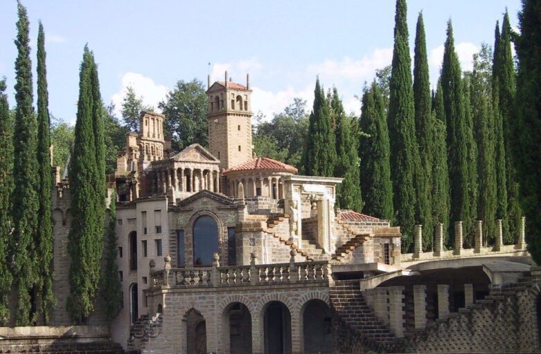 Image depicting an architectural part of the amphitheatre located in the park of La Scarzuola. The construction is composed of buildings in different styles that are placed one on top of the other.