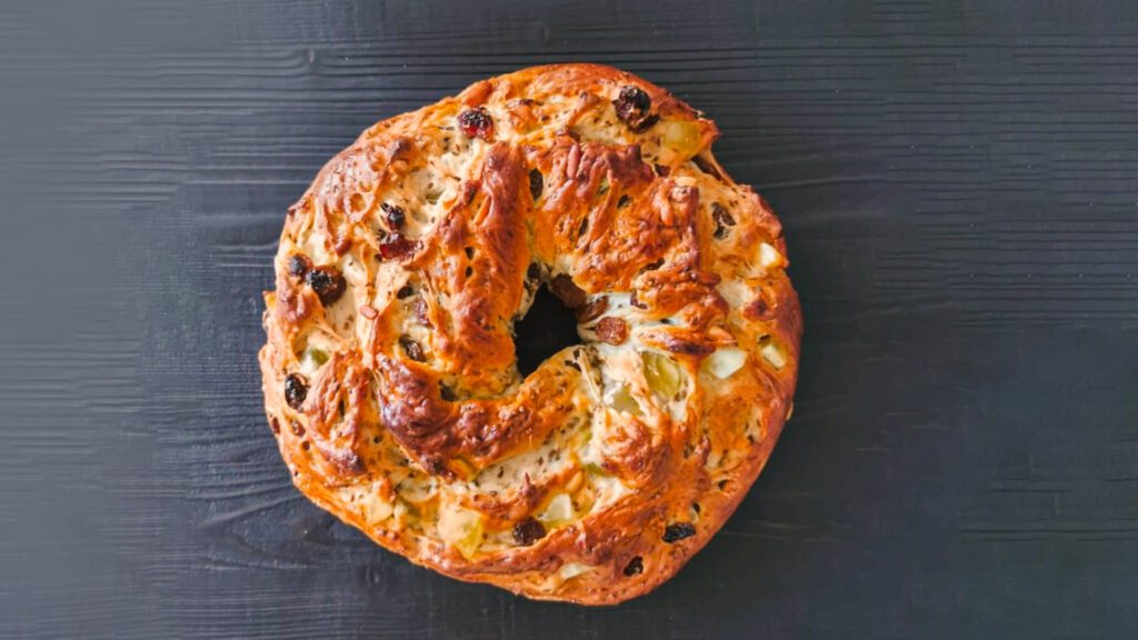 foto del torcolo di san costanzo. Il torcolo è un dolce a forma rotonda con un foro centrale arricchito con cedro candito, uvetta e pinoli.