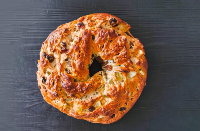 foto del torcolo di san costanzo. Il torcolo è un dolce a forma rotonda con un foro centrale arricchito con cedro candito, uvetta e pinoli.