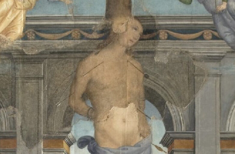 Dettaglio del corpo e del viso di San Sebastiano trafitto da frecce, dipinto dal Perugino nella Pala Martinelli.