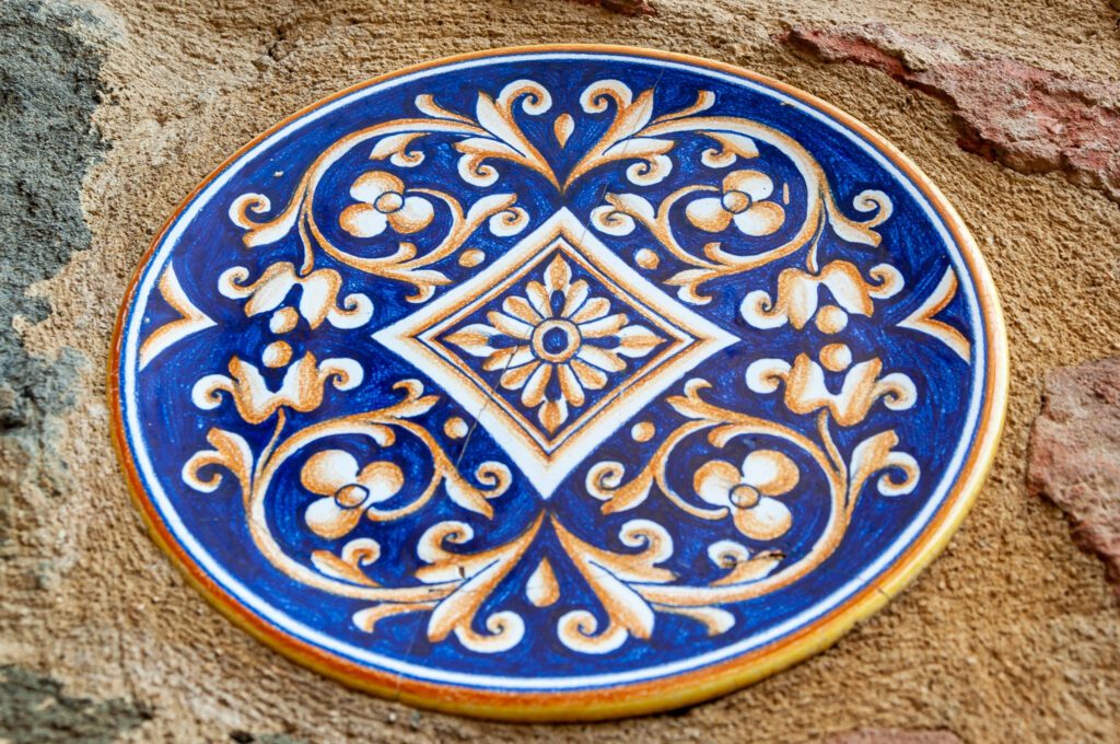 Piatto in ceramica di Deruta decorato con motivi floreali colorati.