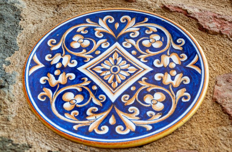 Piatto in ceramica di Deruta decorato con motivi floreali colorati.