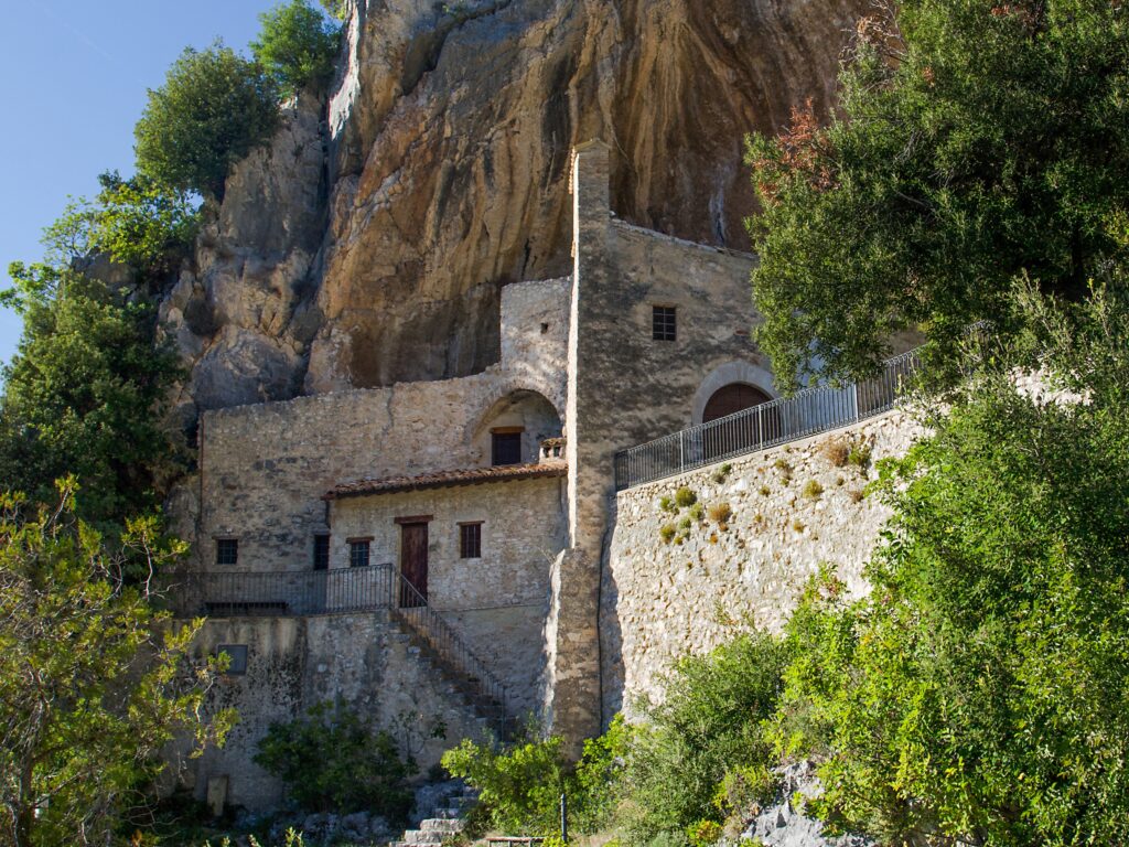 Vista ravvicinata dell’Eremo di Santa Maria Giacobbe che si trova a Pale, vicino a Foligno, in Umbria. Il complesso religioso è stato costruito nella rientranza di una parete rocciosa del Monte Pale.