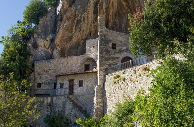 Vista ravvicinata dell’Eremo di Santa Maria Giacobbe che si trova a Pale, vicino a Foligno, in Umbria. Il complesso religioso è stato costruito nella rientranza di una parete rocciosa del Monte Pale.