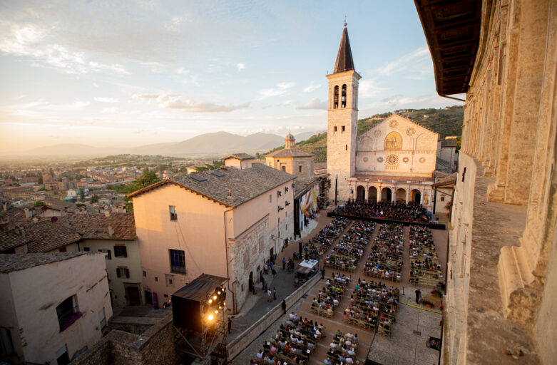 Foto dall’alto di Piazza Duomo a Spoleto piena di persone che assistono a un concerto d’orchestra nell’ambito del Festival dei Due Mondi.