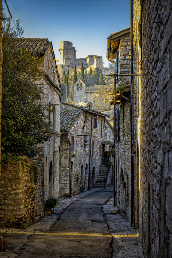 Fabri Zeppo. Assisi , Via del Comune Vecchio, bellissimo scorcio che dà sulla Rocca