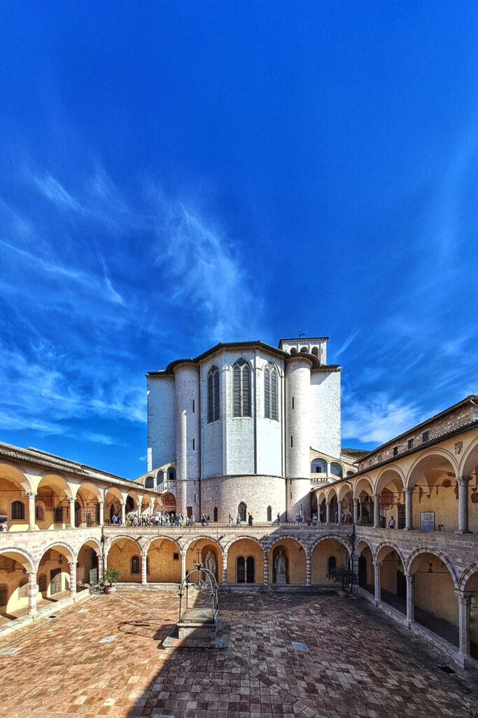 Iole Minelli. Chiostro interno della Basilica di S.Francesco d'Assisi.